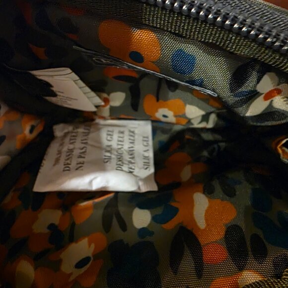 NWOT- LUG- STASH RFID POUCH - Picture 6 of 8